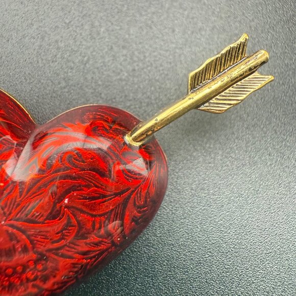 Original Avon Vintage Red Heart Brooch With Gold-Tone Pierced Arrow Etched Flora - Picture 2 of 6